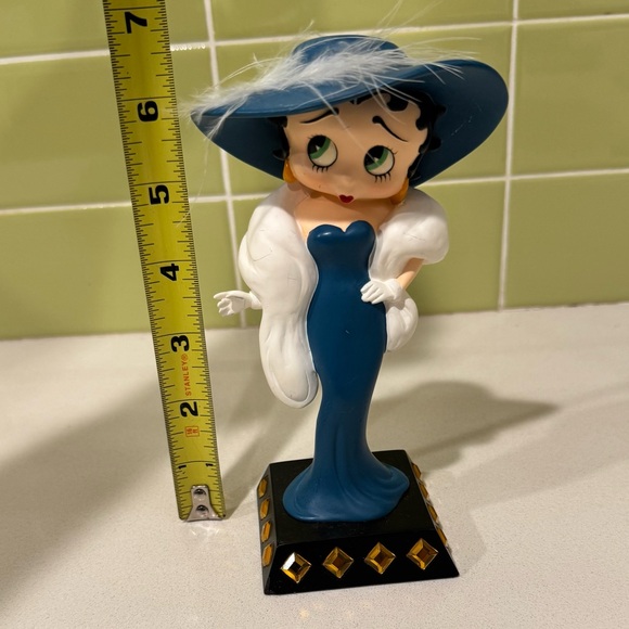 Danbury Mint Betty Boop "Glamour Girl" collector figurine - Picture 6 of 9